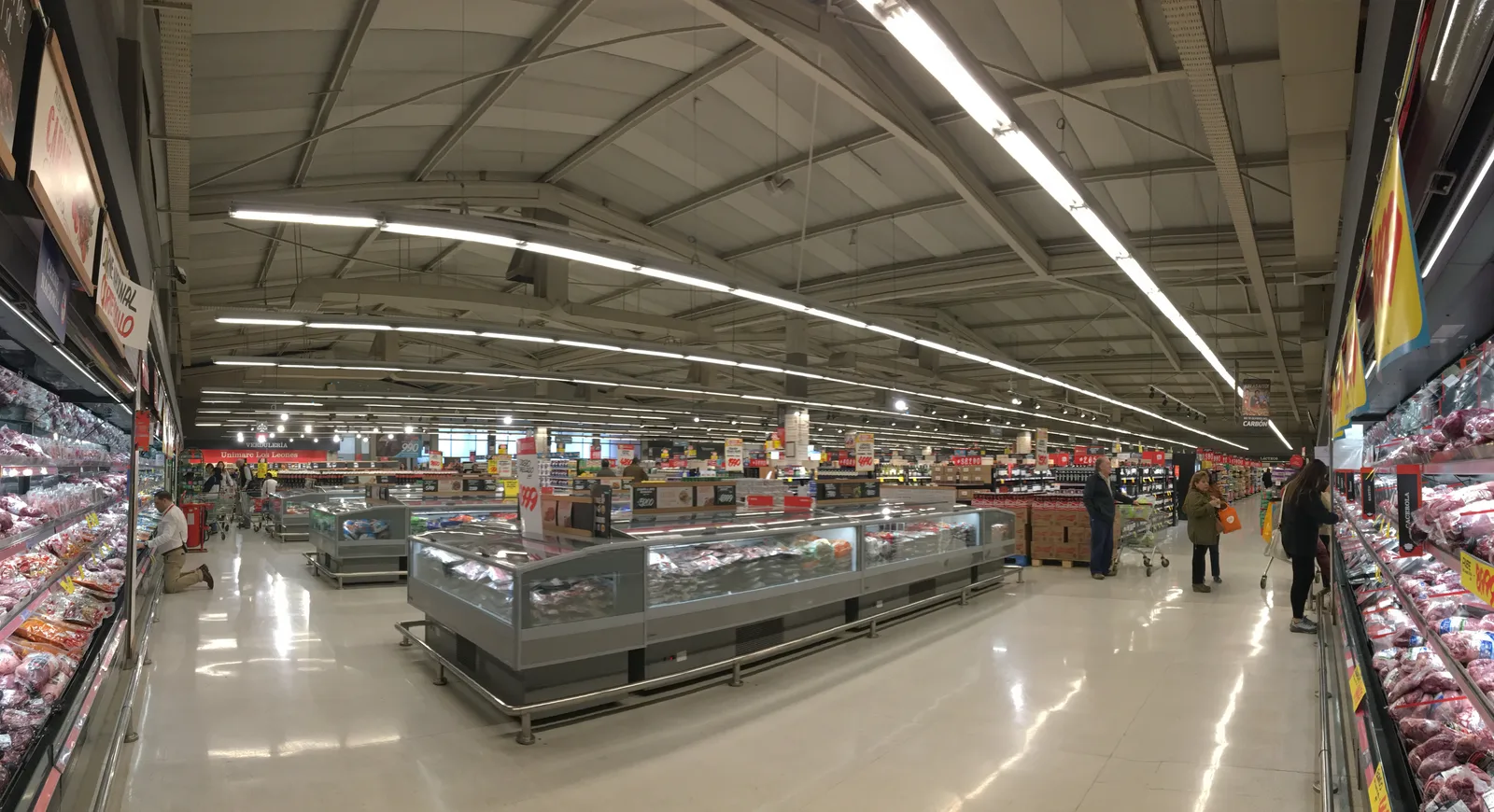 Góndolas y pasillos del supermercado Unimarc Los Leones en Ñuñoa, Santiago de Chile
