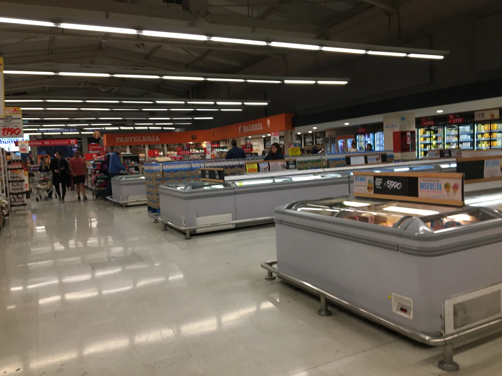 Productos exhibidos en el interior de un supermercado Unimarc en Ñuñoa, Chile
